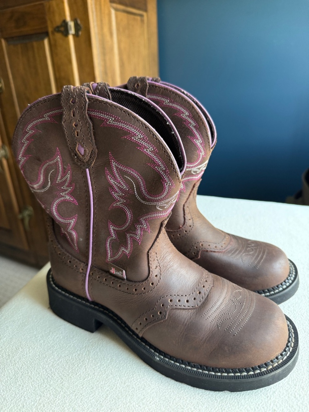 Justin Gypsy brown leather Western Cowboy Boots with Pink Stitching size 7.